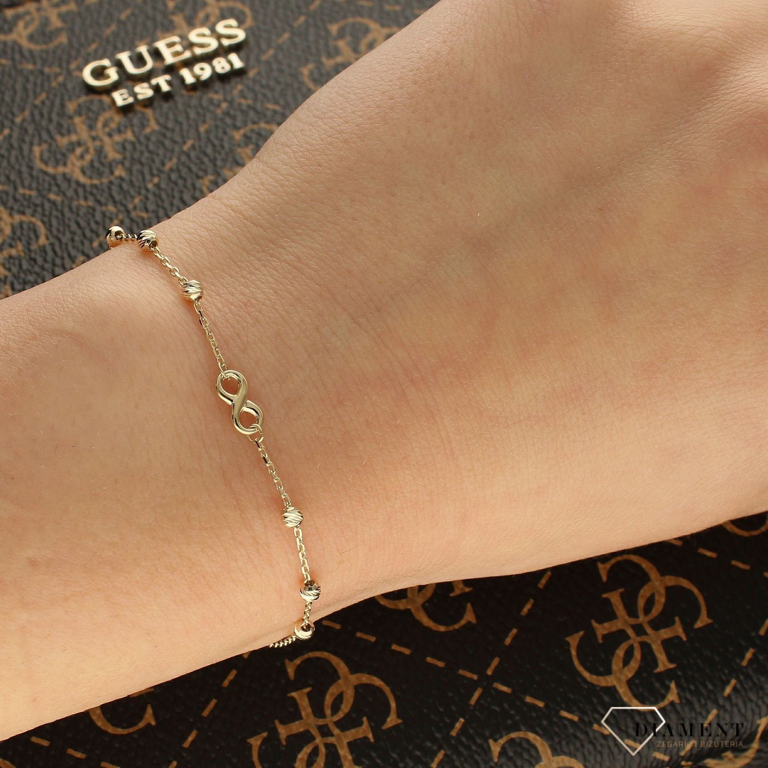 Złota bransoletka celebrytka z nieskończonością i kuleczkami BR 3581.jpg